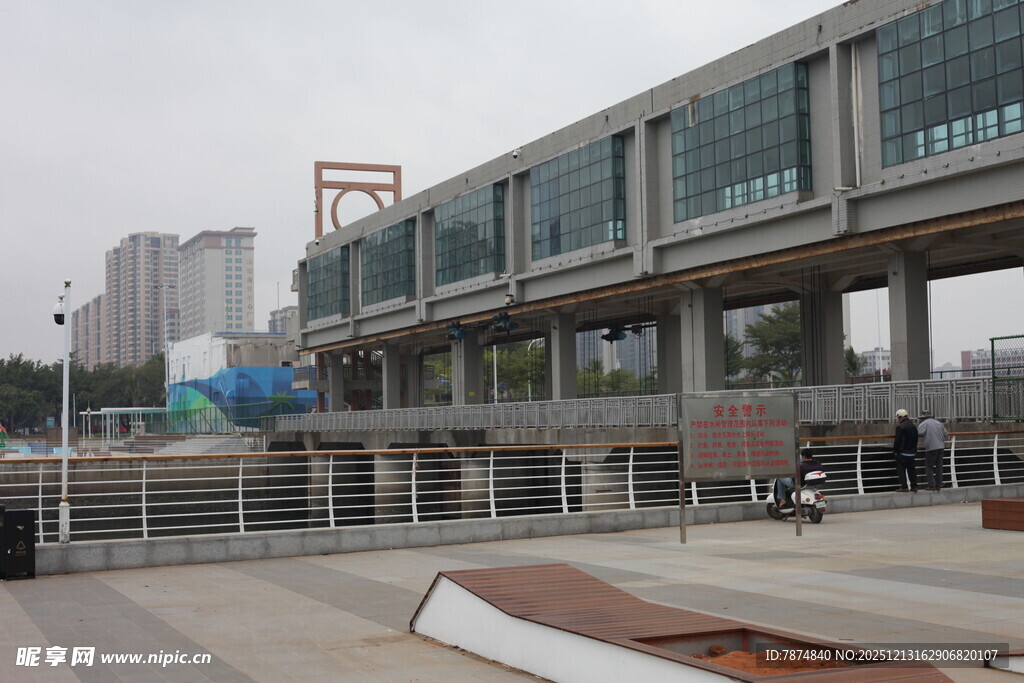 城市中的高架交通建筑