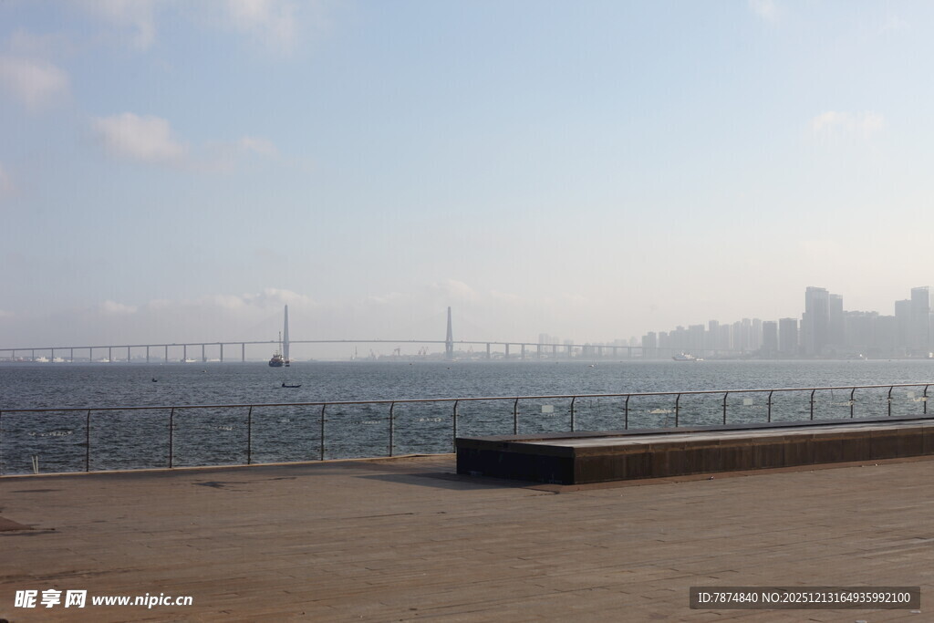 海滨城市景观远眺