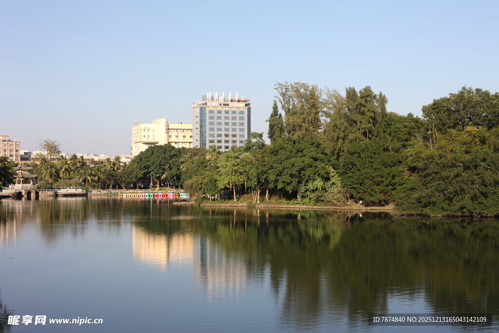 湖畔城市风光静谧美好