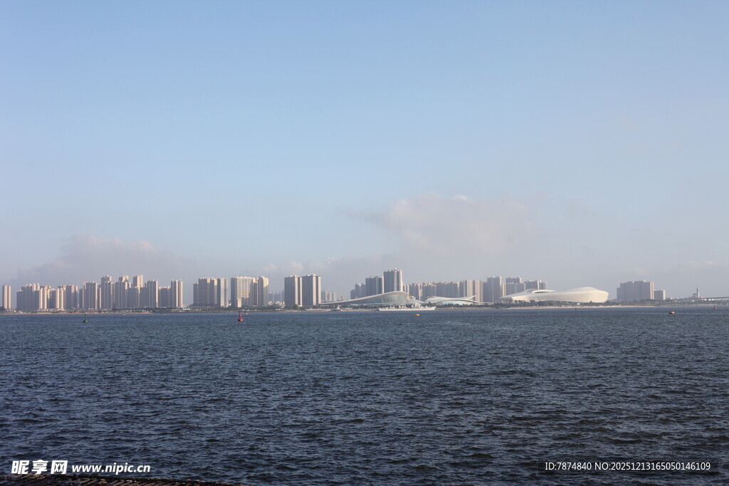 海滨城市远景风光