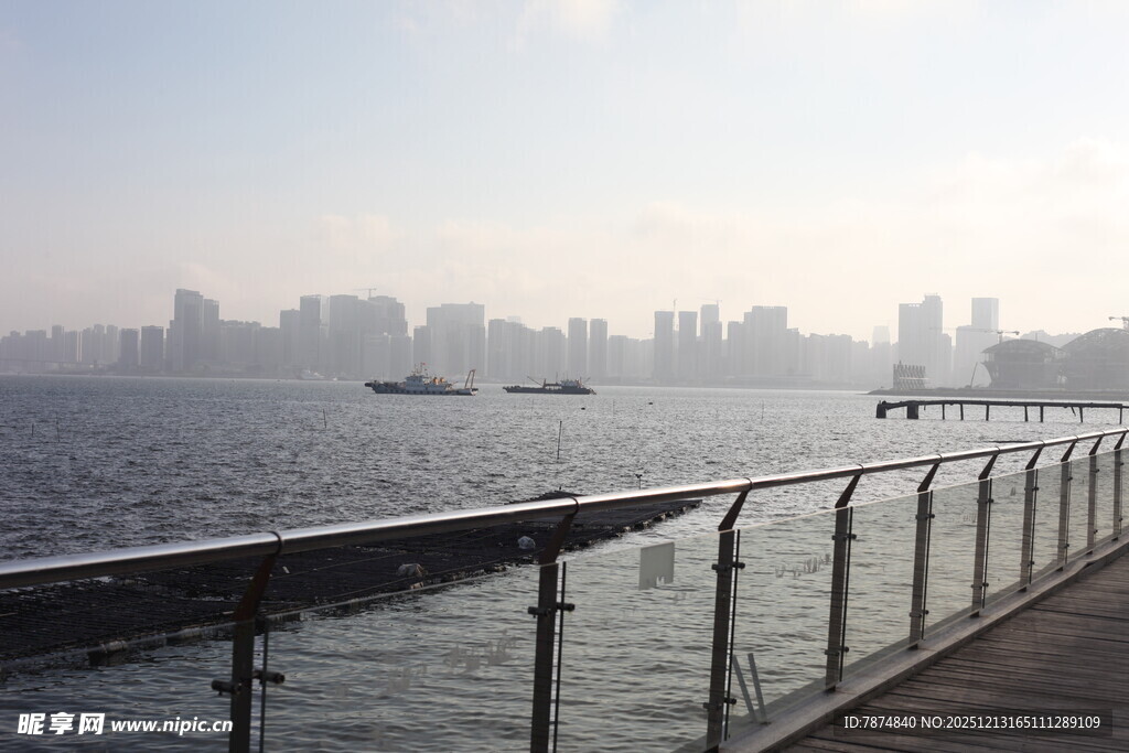 海滨城市风光临水栈道