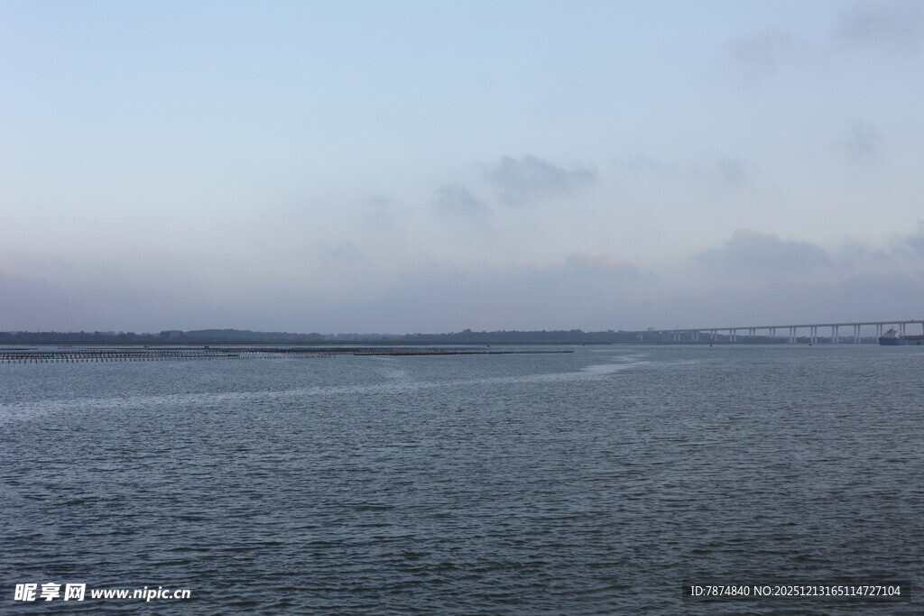 平静海面天际朦胧景象