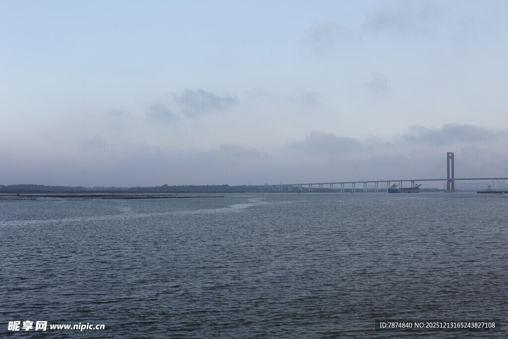 海上远景与桥梁景观