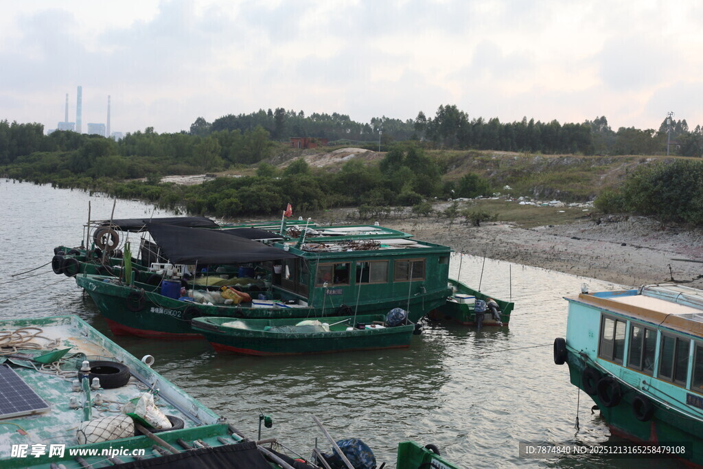 河上停泊的多艘老式船只