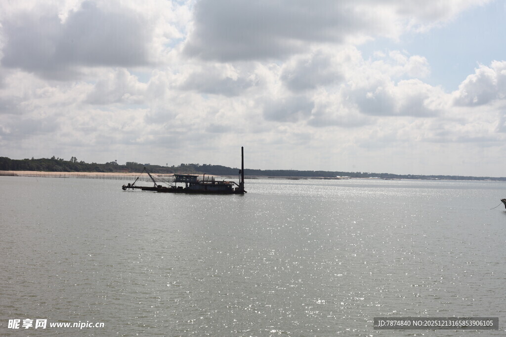 江面上的船只与开阔水域