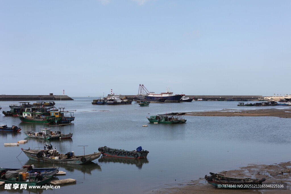 宁静港湾中的停泊船只