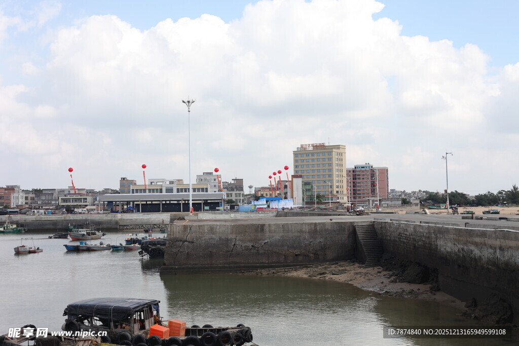 港口景象船只停泊于岸边