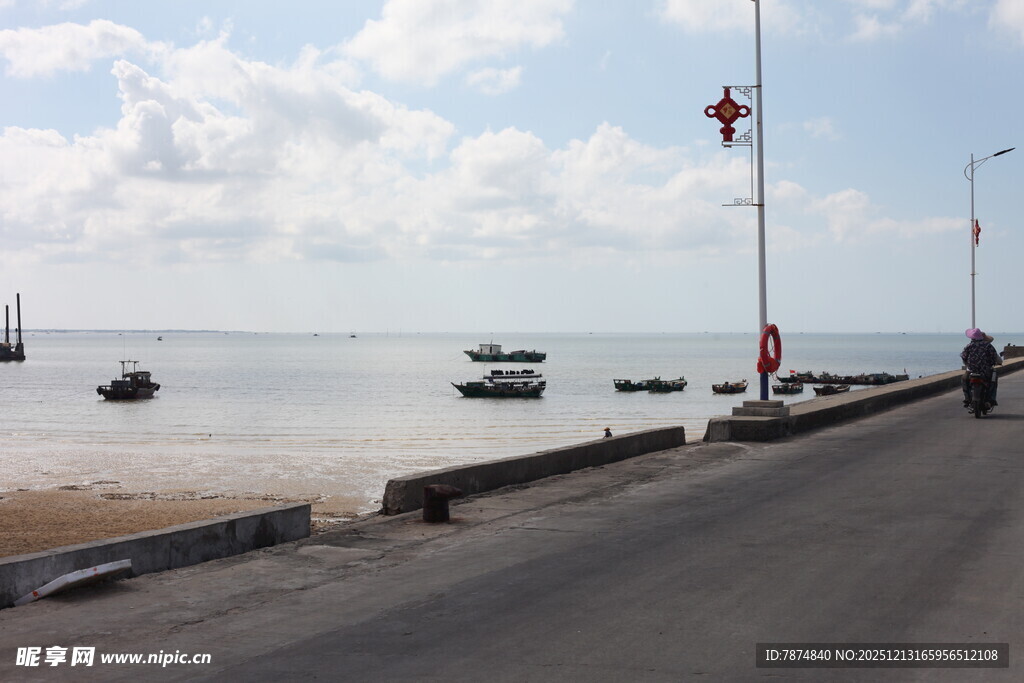 海滨公路旁的宁静海面