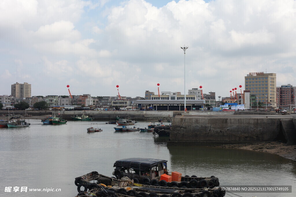 港口船只与城市天际线