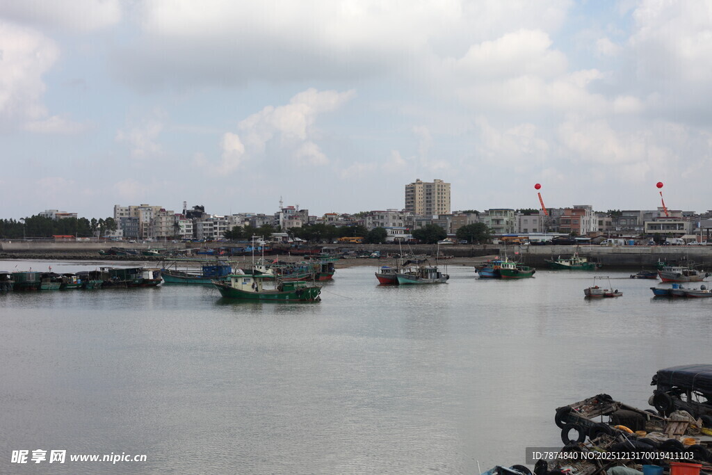河畔城市景观船只停泊