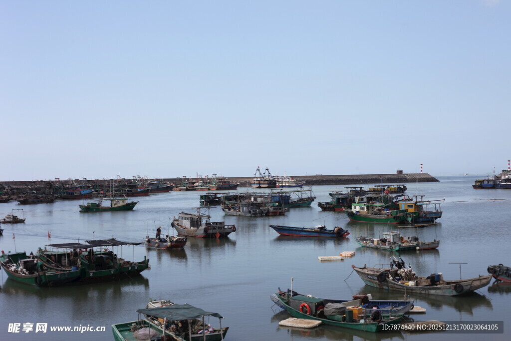 海港停泊众多渔船