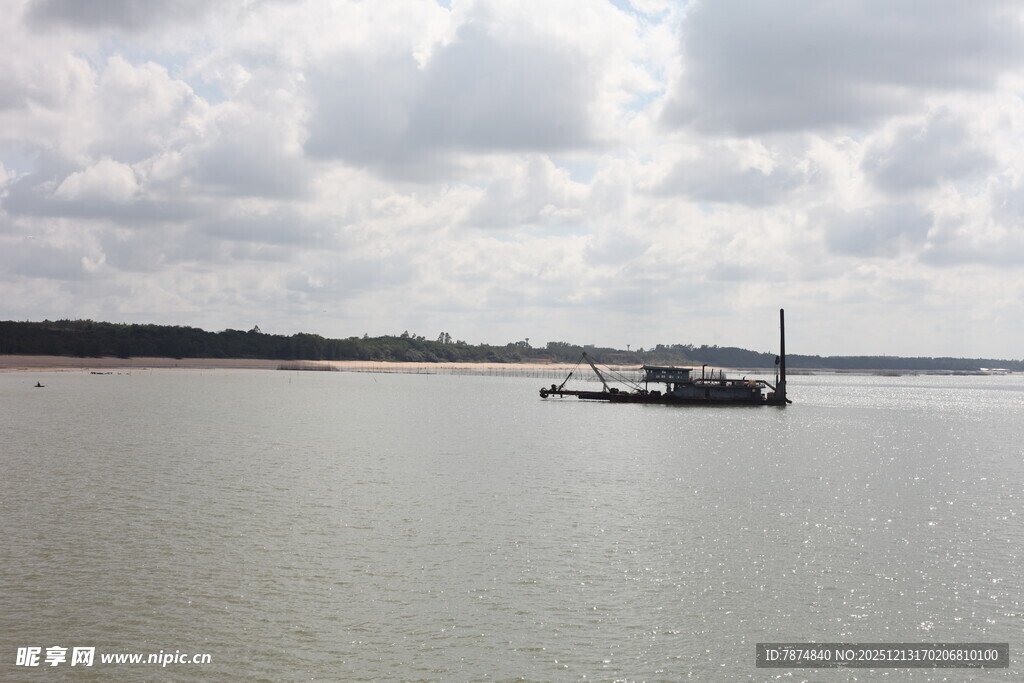 平静湖面中的船只景象