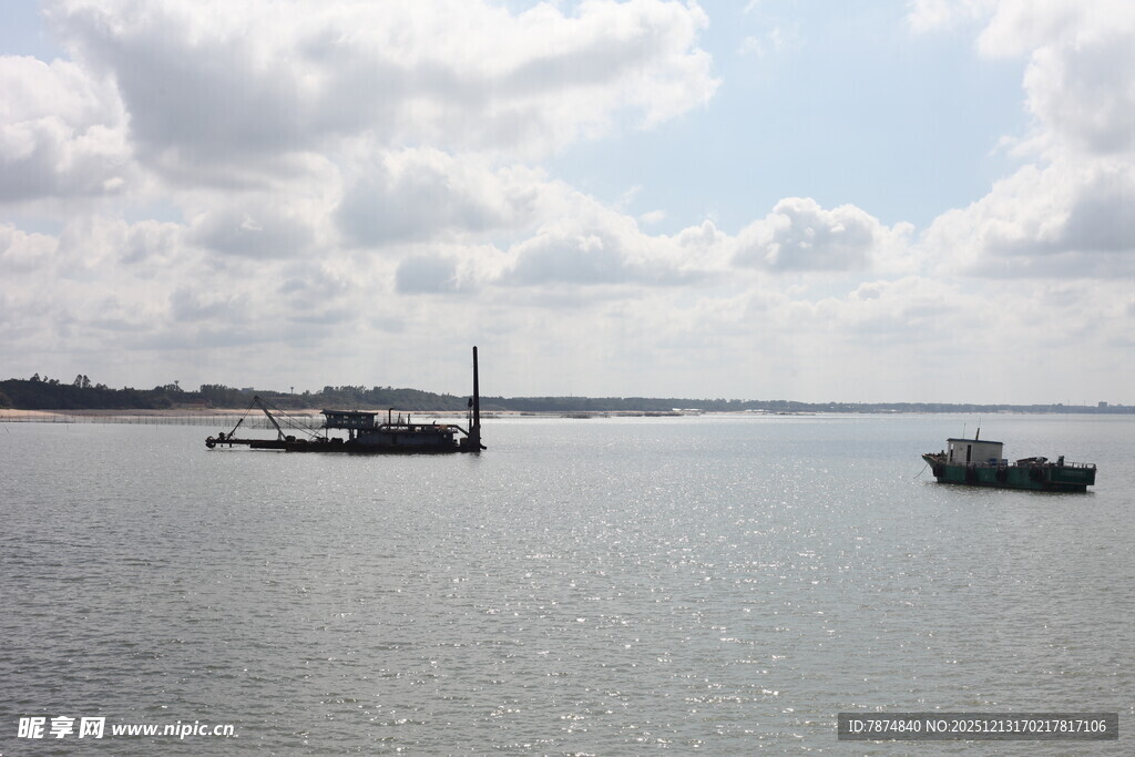 海上船只与码头景象