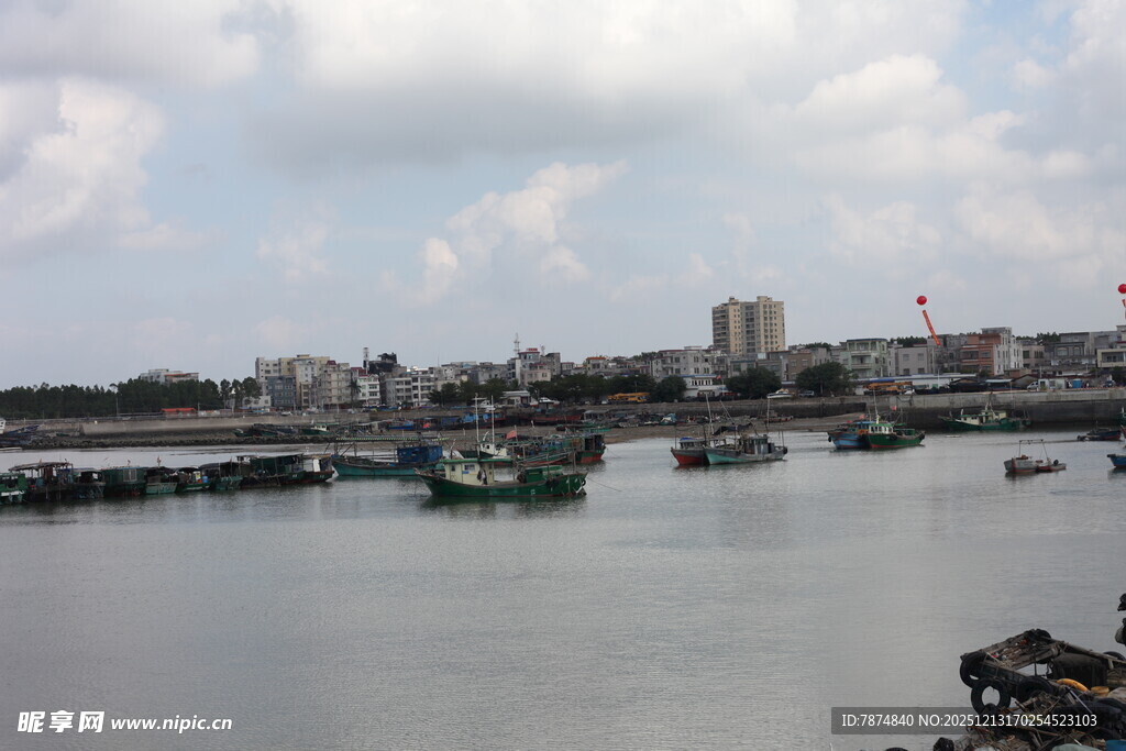 港口景象船只停泊于水域