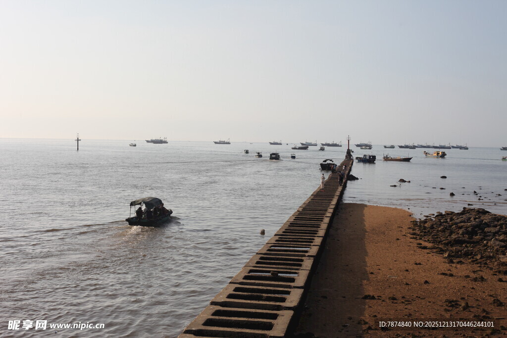海边栈桥与海上船只景象