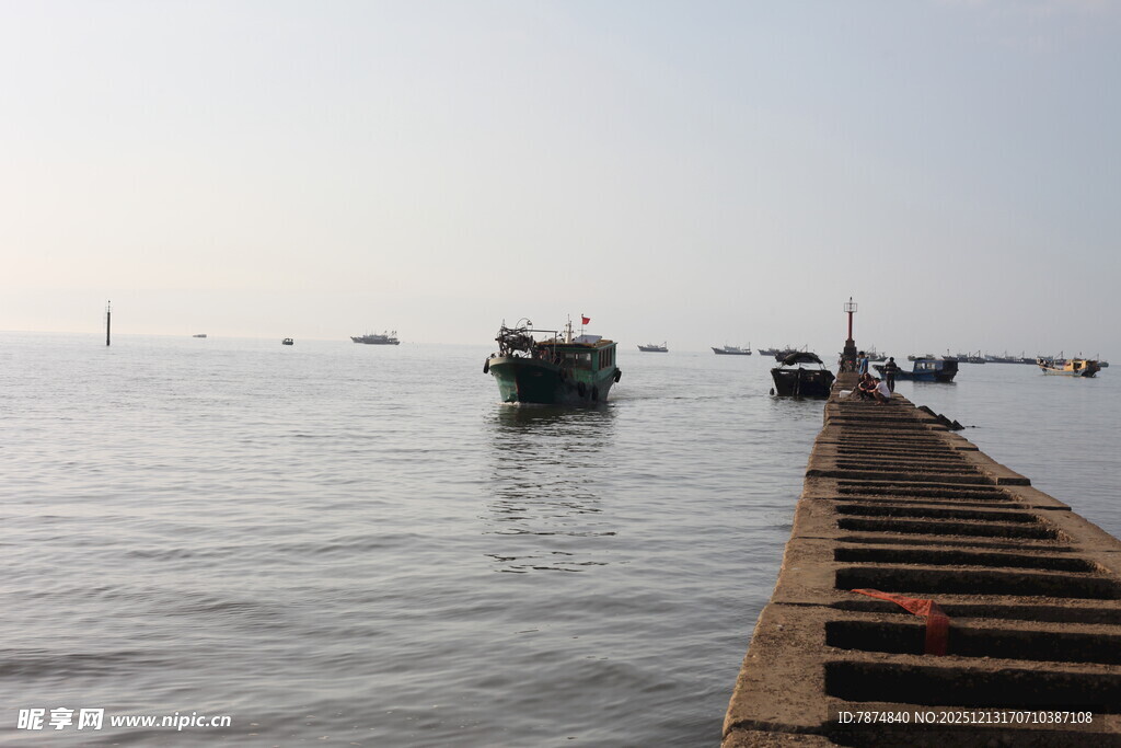 海边码头船只静泊景象