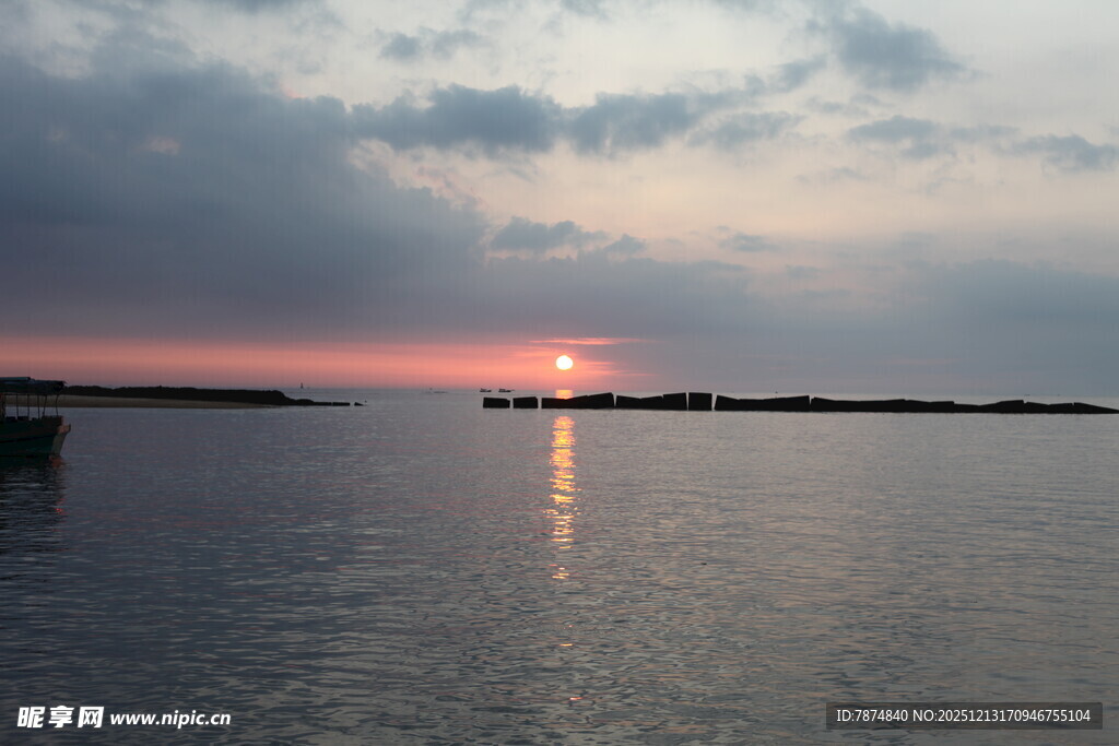日落时分的宁静水面