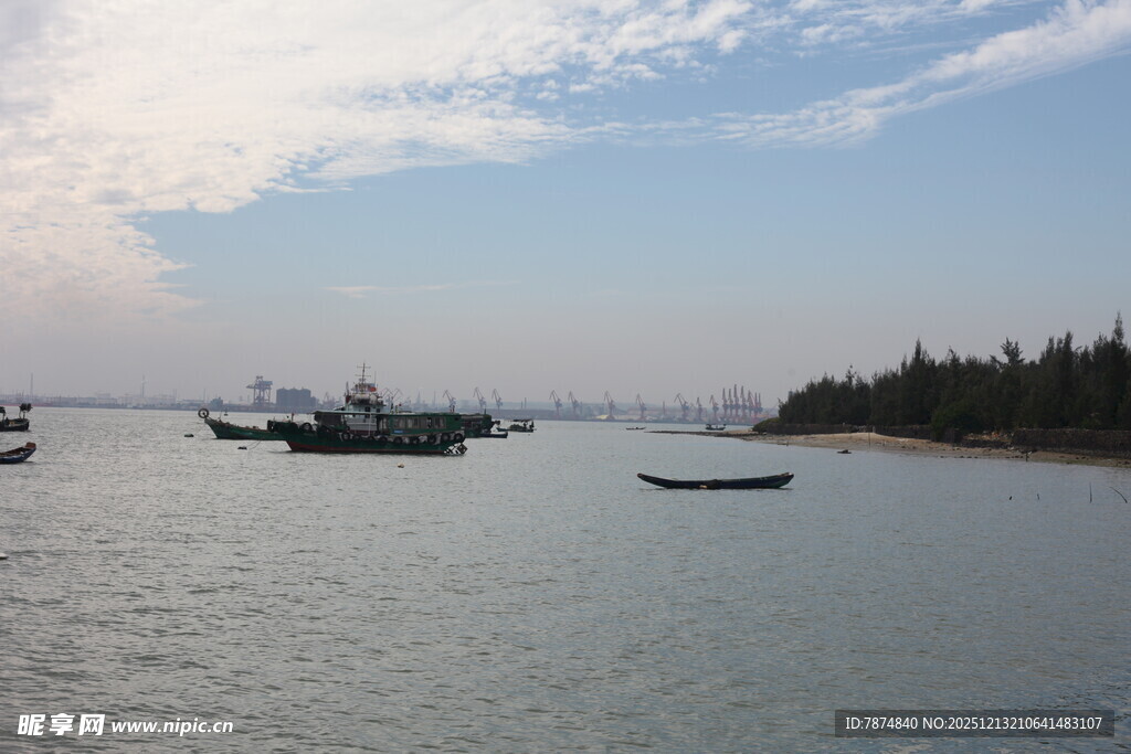 海上船只与岸边景致