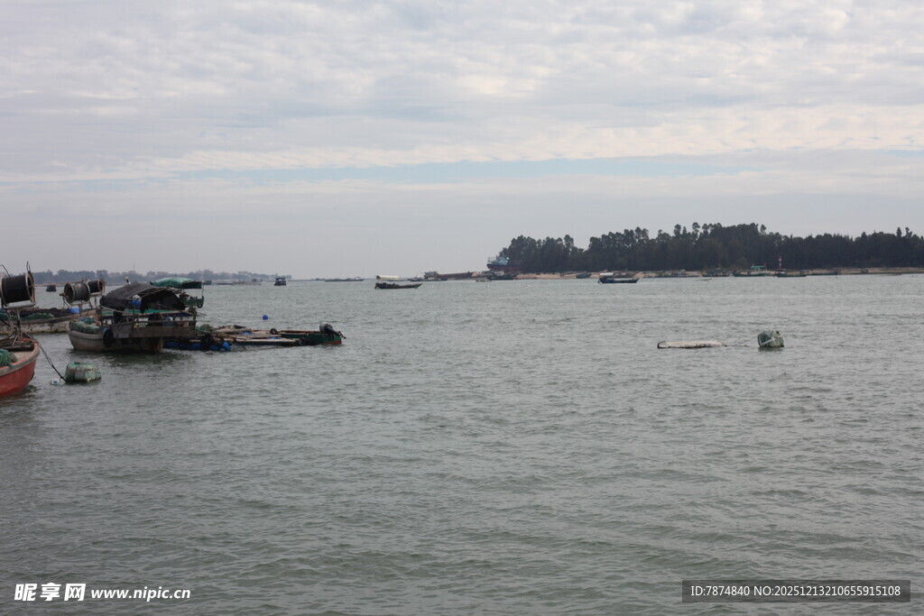 海边码头的宁静景致