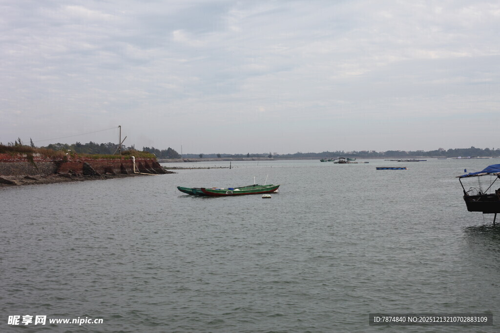 宁静水面上的几艘小船