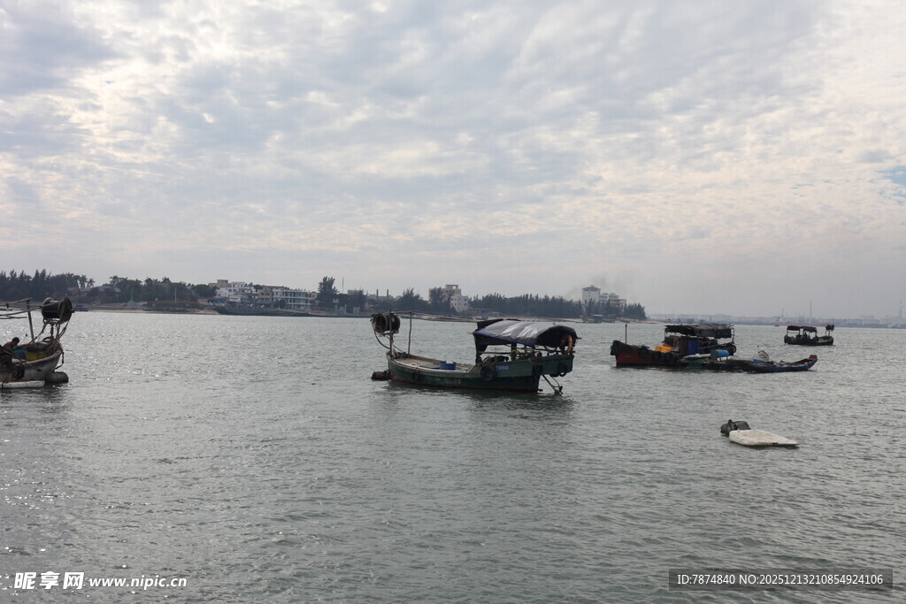 江面上的船只与开阔景色