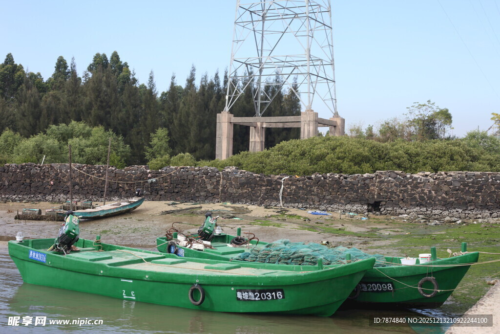 河畔停靠的绿色船只