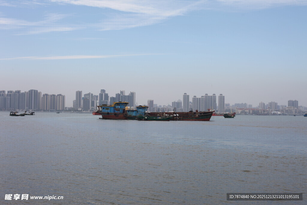 江边城市与江面船只景象