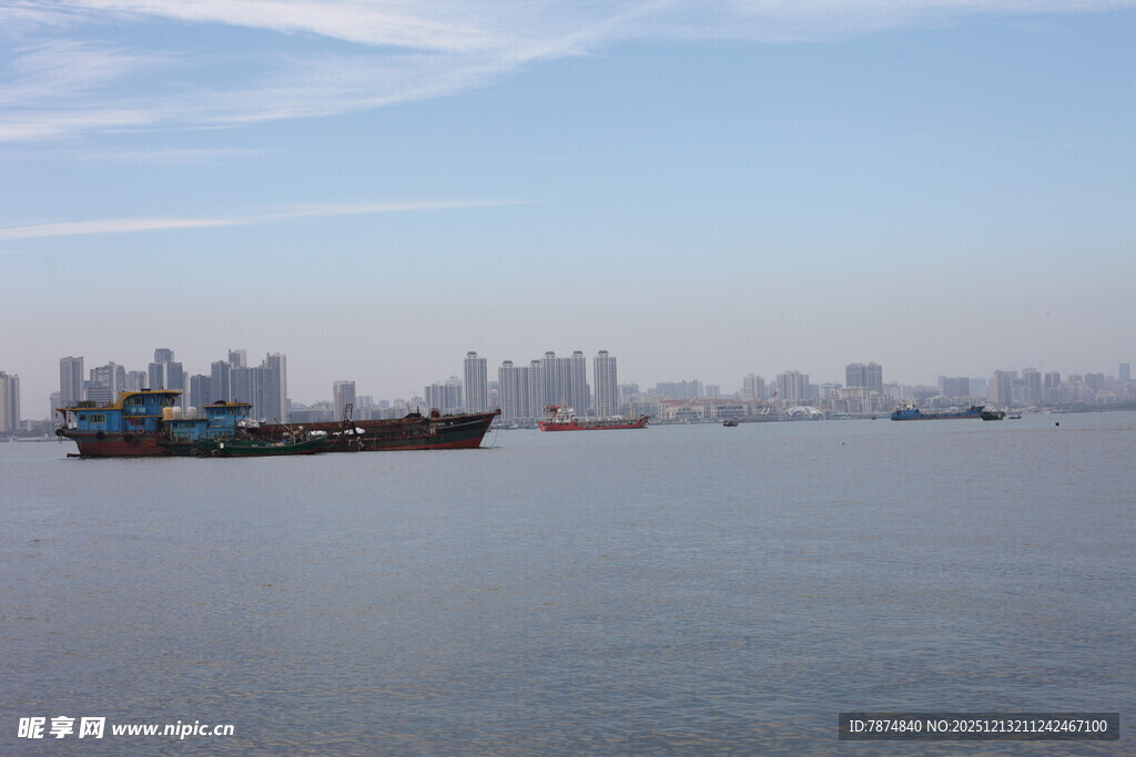 海上船只与远处城市景观