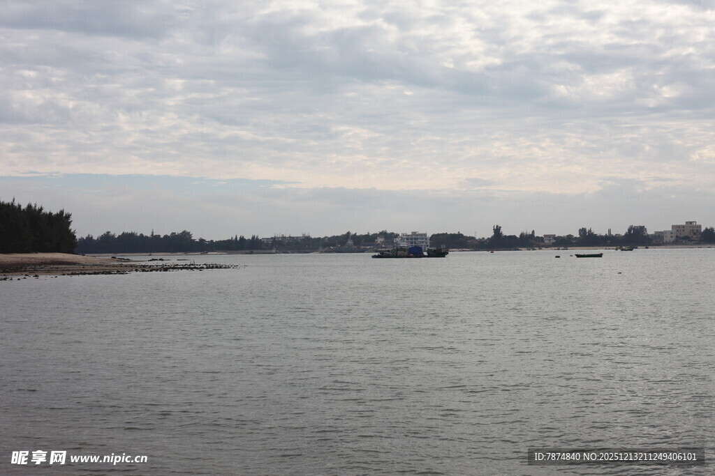 宁静水域与远处船只景象