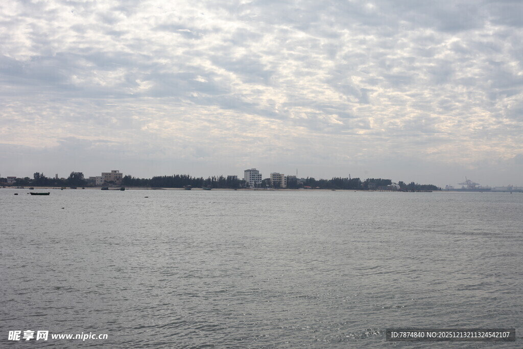 平静湖面与远方天际线