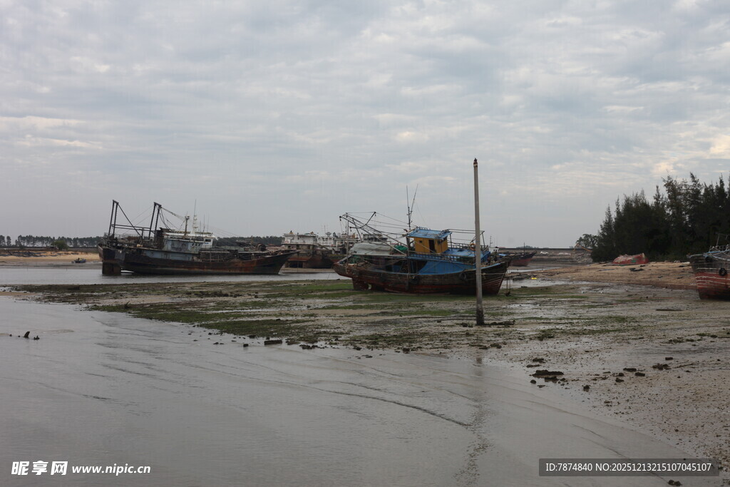 浅滩停泊的多艘渔船
