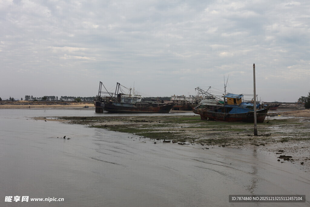 海边停泊的船只景象