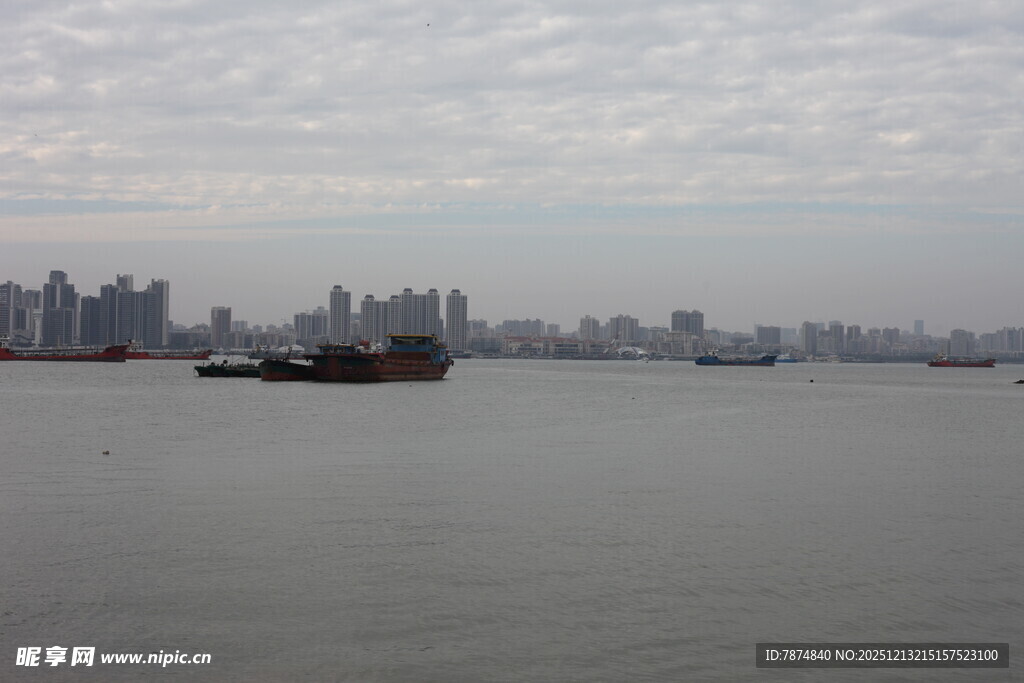 海面上的船只与城市远景