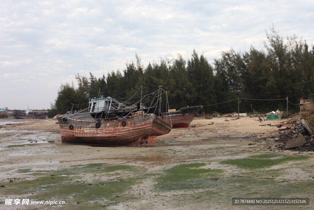 海滩上搁浅的老旧船只