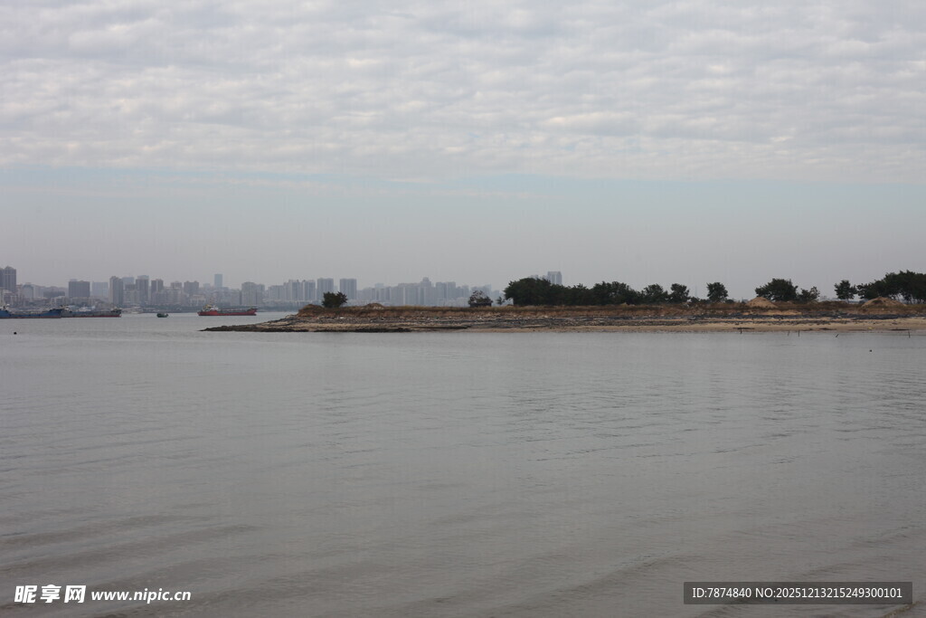 宁静水域中的孤立小岛