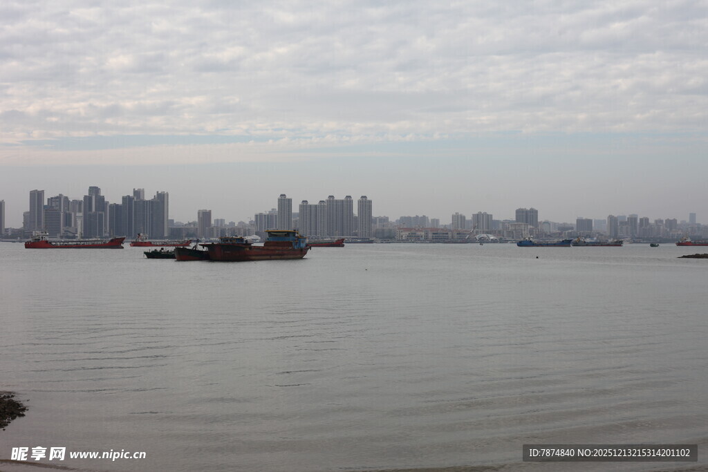 海边城市景观水面船只