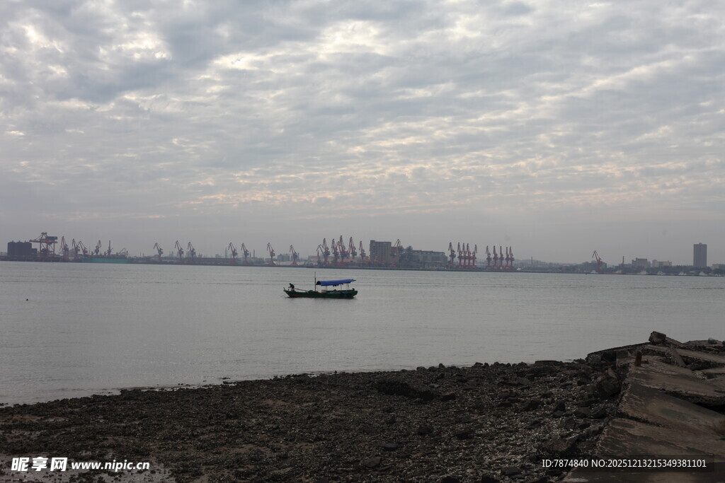 海边船只与城市天际线