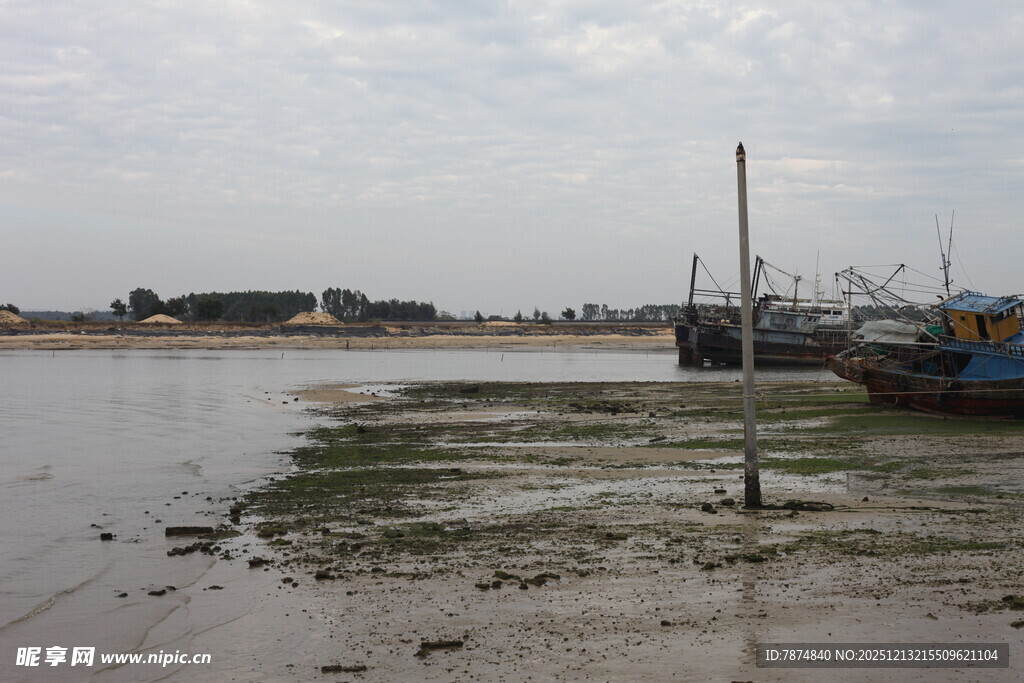 海岸船只与滩涂景象