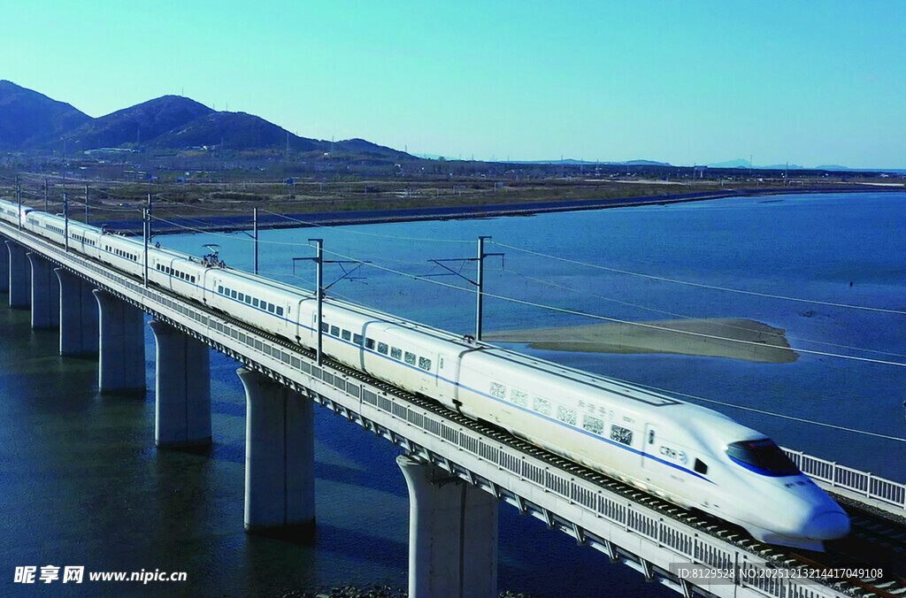 跨海高铁飞驰于壮美风光中