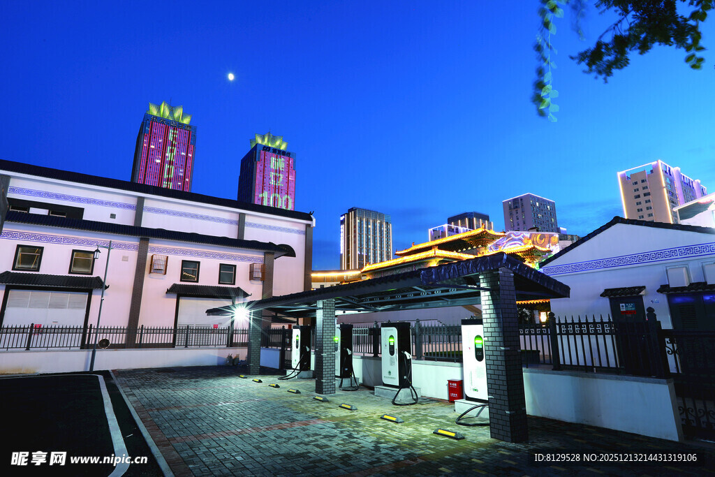 古建夜景城市中的静谧角落