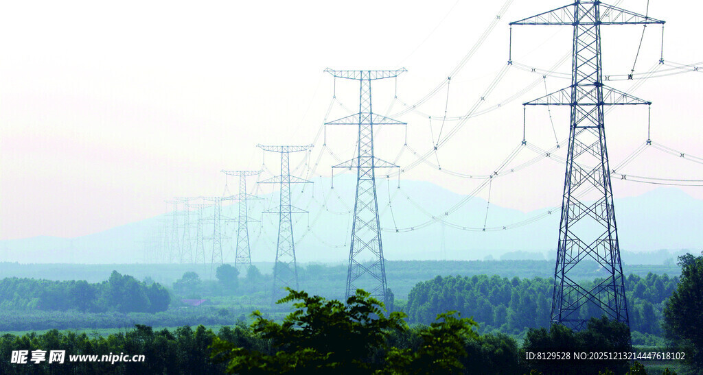田野上的高压输电塔