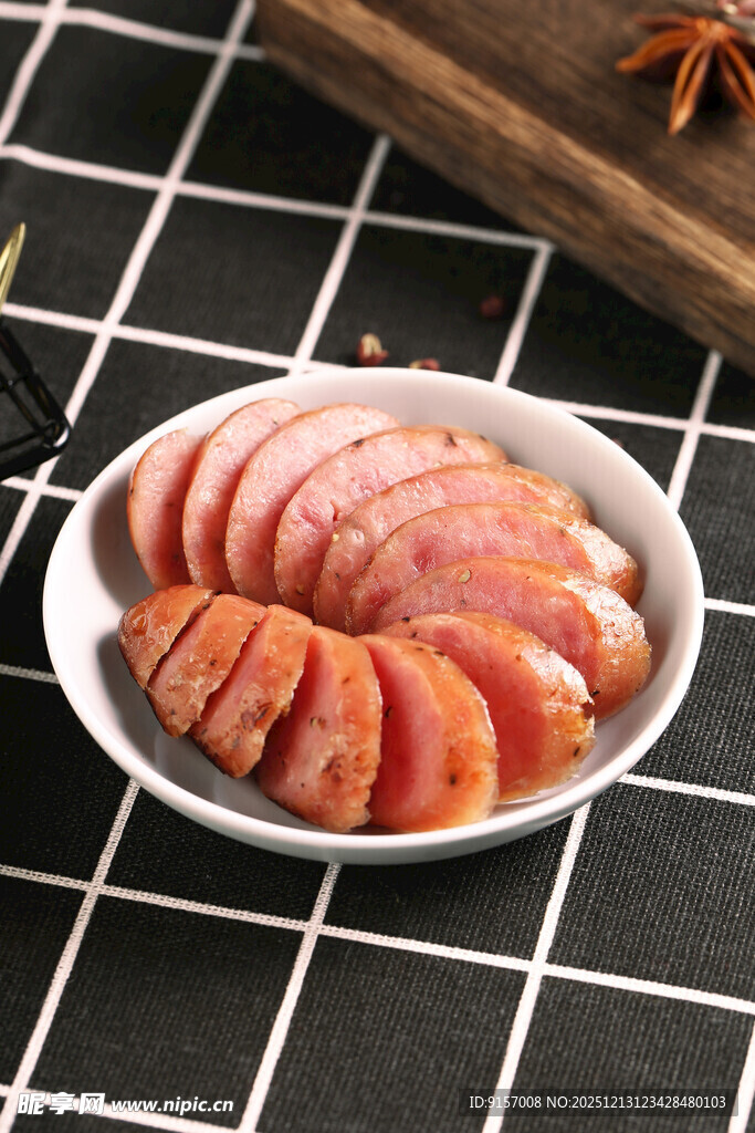 美味切片香肠摆于盘中