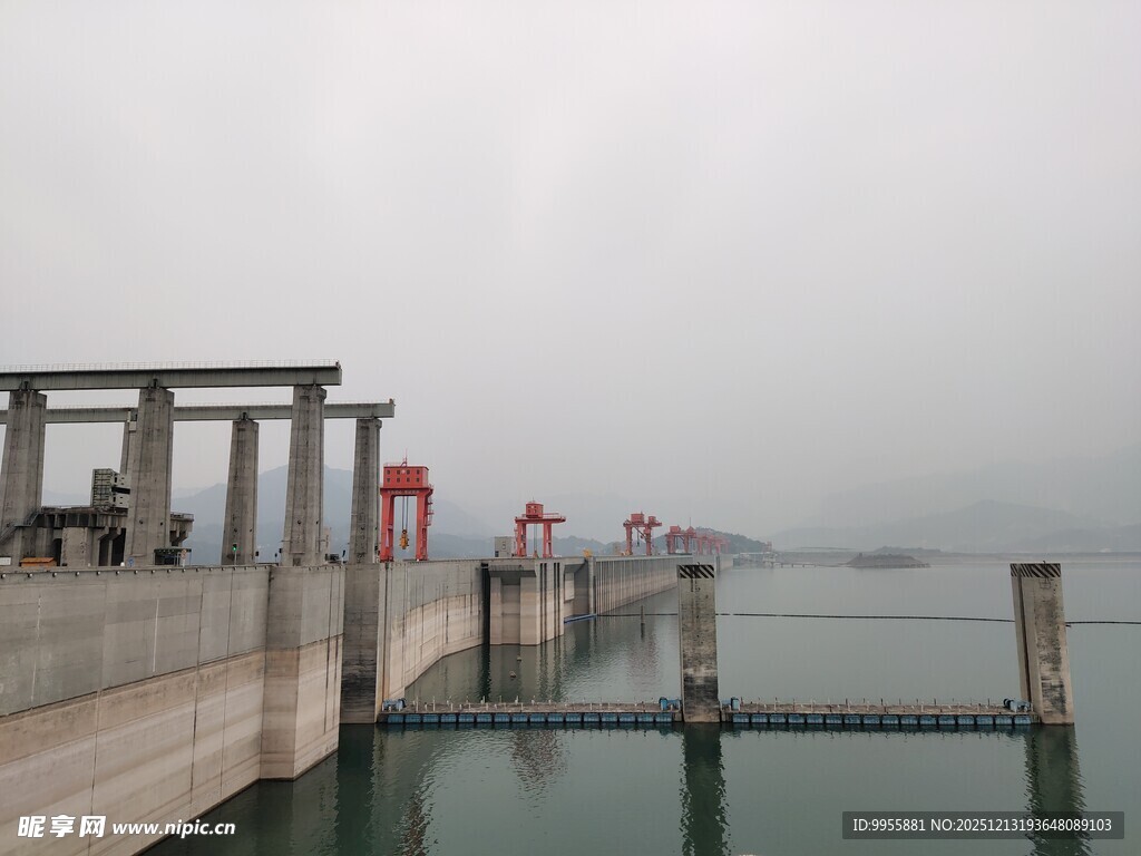 湖北旅游长江壮观的水利大坝设施