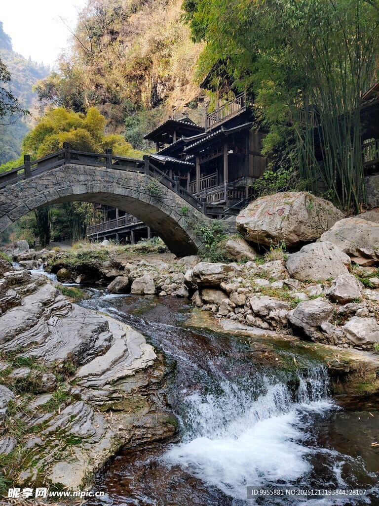 山间石桥伴溪流美景