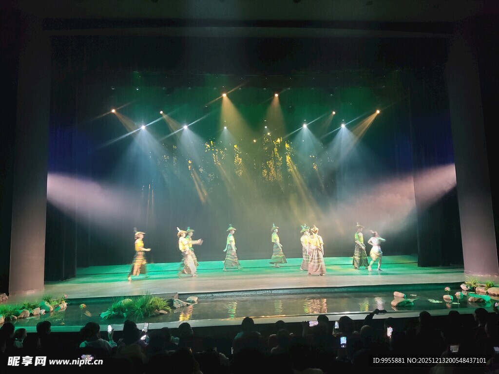舞台灯光下的精彩表演