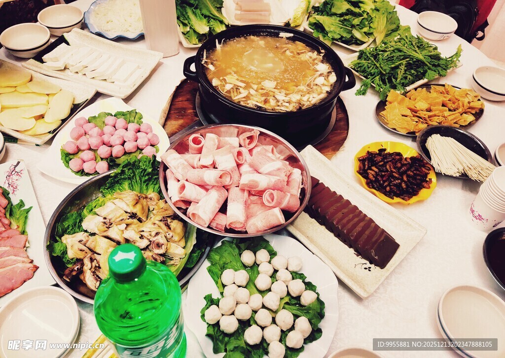 丰盛火锅美食聚餐场景