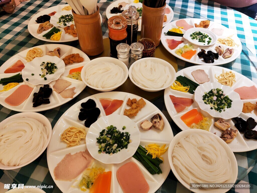 丰盛多样的美食拼盘