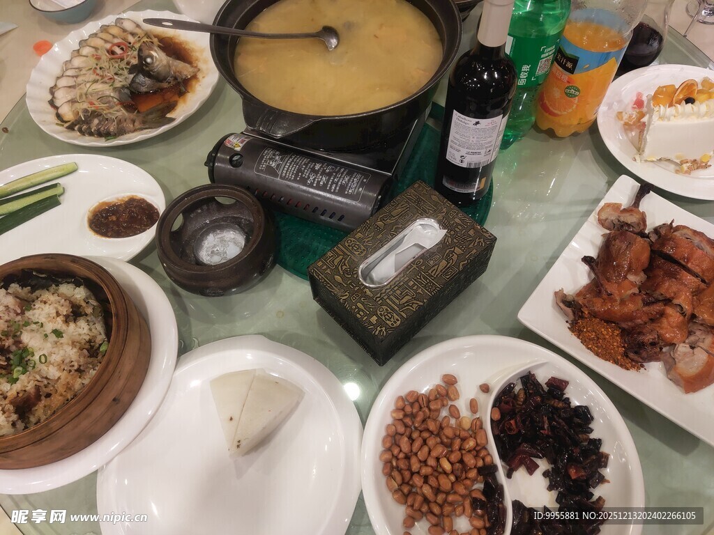 丰盛一桌美食聚会场景