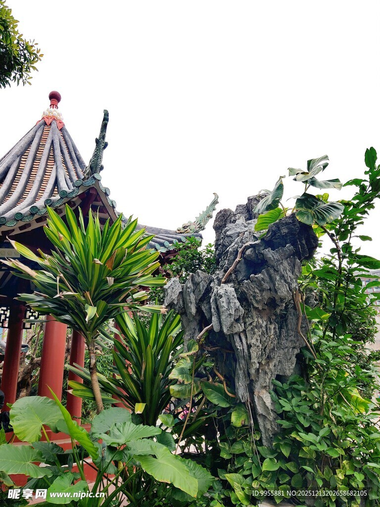 中式园林景观中的雕塑与建筑