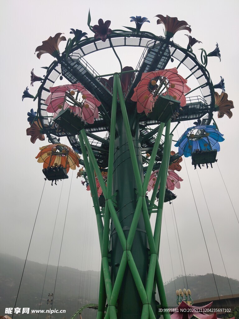 多彩旋转飞椅游乐设施